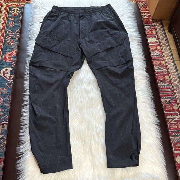 Nike Black Grid Tech Pack Tapered Cargo Pants - Picture 1 of 10